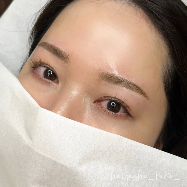 🪄
■お悩み・ご希望：
過去2回、他院でアート歴のある患者さまのリタッチ🪞🫧
もう少しアーチにしたいとお悩みで、
毛並み感のある仕上がりをご希望でした💭
■施術内容：
毛並み+パウダー(4D)

お写真ご協力ありがとうございました☺️

※過去アートが暗く残っていたため
毛並みが目立たない可能性や、
さらに暗くなるリスクをご了承の上で施術しています🪄

➤施術名：アートメイク眉毛　1回33,000円（税込）
➤施術の説明：皮膚の浅い層を専用針で傷をつけて色素を入れることにより、皮膚を着色する施術です。
➤リスク・副作用：炎症症状(発赤・腫脹・熱感・疼痛)、内出血、痒み、アレルギー反応、感染等。

⚠️DMでのお問い合わせはお受けしておりません
お問い合わせは、クリニックへ直接お電話をお願いいたします🌱

････････････････････････････････････････

■医療機関名
デザイン ビューティー クリニック

■ご予約方法
•WEB／LINE（プロフィールからリンクできます）
•電話

■電話番号（問い合わせ・予約）
メニューによって電話番号が異なります。

🌿アートメイク
　06-6616-8095

🌿美容皮膚科メニュー
　06-6743-4652

■店舗紹介
アートメイクは下記の3院どこでもお受けいただけます。

🏥梅田本院
〒530-0013 大阪府大阪市北区茶屋町15-8
茶屋町ビル2階

営業時間：10:00～19:00
定休日：不定休
診療メニュー：美容皮膚科 / アートメイク

🏥アートメイク梅田院
〒530-0014 大阪府大阪市北区鶴野町2-1
梅田タナダビル１階

営業時間：10:00～19:00
定休日：不定休
診療メニュー： アートメイク

🏥アートメイク心斎橋院
〒542-0083 大阪市中央区東心斎橋1-20-14
心斎橋エルナ岩崎ビル5階

営業時間：10:00～19:00
定休日：不定休
診療メニュー： アートメイク

････････････････････････････････････････

#アートメイク #美容クリニック #アートメイク眉 #アートメイクリップ #眉アート #アートメイク大阪
