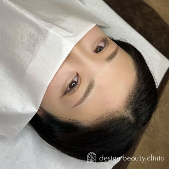 🪄
■お悩み・ご希望：
メイクを楽にしたい💐
優しい雰囲気でナチュラルに仕上げました🫧

■施術内容：
パウダー（2D）

お写真ご協力ありがとうございました☺️

➤施術名：アートメイク眉毛　1回33,000円（税込）
➤施術の説明：皮膚の浅い層を専用針で傷をつけて色素を入れることにより、皮膚を着色する施術です。
➤リスク・副作用：炎症症状(発赤・腫脹・熱感・疼痛)、内出血、痒み、アレルギー反応、感染等。

⚠️DMでのお問い合わせはお受けしておりません
お問い合わせは、クリニックへ直接お電話をお願いいたします🌱

････････････････････････････････････････

■医療機関名
デザイン ビューティー クリニック

■ご予約方法
•WEB／LINE（プロフィールからリンクできます）
•電話

■電話番号（問い合わせ・予約）
メニューによって電話番号が異なります。

🌿アートメイク（大阪）
　06-6616-8095

🌿美容皮膚科メニュー（大阪）
　06-6743-4652

🌿アートメイク（東京）
　03-6263-2519

■店舗紹介
アートメイクは下記の4院どこでもお受けいただけます。

🎀梅田エリアで通いやすい方はこちら🎀
🏥梅田本院
〒530-0013 大阪府大阪市北区茶屋町15-8
茶屋町ビル2階

営業時間：10:00～19:00
定休日：不定休
診療メニュー：美容皮膚科 / アートメイク

🏥アートメイク梅田院
〒530-0014 大阪府大阪市北区鶴野町2-1
梅田タナダビル１階

営業時間：10:00～19:00
定休日：不定休
診療メニュー： アートメイク

🎀 心斎橋・難波(なんば)エリアで通いやすい方はこちら 🎀
🏥アートメイク心斎橋院
〒542-0083 大阪市中央区東心斎橋1-20-14
心斎橋エルナ岩崎ビル5階

営業時間：10:00～19:00
定休日：不定休
診療メニュー： アートメイク

🎀 ついに東京エリアに開院！🎀
🏥アートメイク東京銀座院
〒104-0061 東京都中央区銀座1丁目28-16
SUGIURA GINZA 7階

営業時間：10:00～19:00
定休日：不定休
診療メニュー： アートメイク

････････････････････････････････････････

#アートメイク #アートメイク眉 #アートメイクリップ #アートメイク大阪 #アートメイク東京