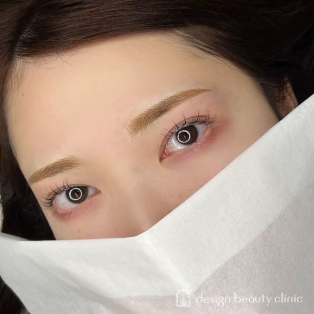 🪄
■お悩み・ご希望：
2回目のリタッチでご来院くださいました✨
形はそのまま♡色ムラの調整を行いました🎀🤍

■施術内容：
パウダー（2D）

お写真ご協力ありがとうございました☺️

➤施術名：アートメイク眉毛　1回33,000円（税込）
➤施術の説明：皮膚の浅い層を専用針で傷をつけて色素を入れることにより、皮膚を着色する施術です。
➤リスク・副作用：炎症症状(発赤・腫脹・熱感・疼痛)、内出血、痒み、アレルギー反応、感染等。

⚠️DMでのお問い合わせはお受けしておりません
お問い合わせは、クリニックへ直接お電話をお願いいたします🌱

････････････････････････････････････････

■医療機関名
デザイン ビューティー クリニック

■ご予約方法
•WEB／LINE（プロフィールからリンクできます）
•電話

■電話番号（問い合わせ・予約）
メニューによって電話番号が異なります。

🌿アートメイク（大阪）
　06-6616-8095

🌿美容皮膚科メニュー（大阪）
　06-6743-4652

🌿アートメイク（東京）
　03-6263-2519

■店舗紹介
アートメイクは下記の4院どこでもお受けいただけます。

🎀梅田エリアで通いやすい方はこちら🎀
🏥梅田本院
〒530-0013 大阪府大阪市北区茶屋町15-8
茶屋町ビル2階

営業時間：10:00～19:00
定休日：不定休
診療メニュー：美容皮膚科 / アートメイク

🏥アートメイク梅田院
〒530-0014 大阪府大阪市北区鶴野町2-1
梅田タナダビル１階

営業時間：10:00～19:00
定休日：不定休
診療メニュー： アートメイク

🎀 心斎橋・難波(なんば)エリアで通いやすい方はこちら 🎀
🏥アートメイク心斎橋院
〒542-0083 大阪市中央区東心斎橋1-20-14
心斎橋エルナ岩崎ビル5階

営業時間：10:00～19:00
定休日：不定休
診療メニュー： アートメイク

🎀 ついに東京エリアに開院！🎀
🏥アートメイク東京銀座院
〒104-0061 東京都中央区銀座1丁目28-16
SUGIURA GINZA 7階

営業時間：10:00～19:00
定休日：不定休
診療メニュー： アートメイク

････････････････････････････････････････

#アートメイク #アートメイク眉 #アートメイクリップ #アートメイク大阪 #アートメイク東京