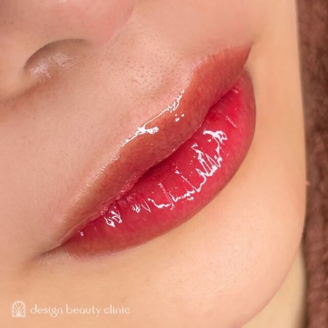 💋
■お悩み・ご希望：
2回目のリップアートメイクのリタッチ✨
初回の時はかなりくすみが強い状態でしたが、血色感アップしたことがわかるぐらいに💋
2回目はさらにくすみカバーして、少し濃さを足させていただきました🌸

■施術内容：
リップアートメイク

お写真ご協力ありがとうございました☺️

➤施術名：アートメイクリップ　1回44,000円（税込）
➤施術の説明：皮膚の浅い層を専用針で傷をつけて色素を入れることにより、皮膚を着色する施術です。
➤リスク・副作用：炎症症状(発赤・腫脹・熱感・疼痛)、内出血、痒み、アレルギー反応、感染等。

⚠️DMでのお問い合わせはお受けしておりません
お問い合わせは、クリニックへ直接お電話をお願いいたします🌱

････････････････････････････････････････

■医療機関名
デザイン ビューティー クリニック

■ご予約方法
•WEB／LINE（プロフィールからリンクできます）
•電話

■電話番号（問い合わせ・予約）
メニューによって電話番号が異なります。

🌿アートメイク（大阪）
　06-6616-8095

🌿美容皮膚科メニュー（大阪）
　06-6743-4652

🌿アートメイク（東京）
　03-6263-2519

■店舗紹介
アートメイクは下記の4院どこでもお受けいただけます。

🎀梅田エリアで通いやすい方はこちら🎀
🏥梅田本院
〒530-0013 大阪府大阪市北区茶屋町15-8
茶屋町ビル2階

営業時間：10:00～19:00
定休日：不定休
診療メニュー：美容皮膚科 / アートメイク

🏥アートメイク梅田院
〒530-0014 大阪府大阪市北区鶴野町2-1
梅田タナダビル１階

営業時間：10:00～19:00
定休日：不定休
診療メニュー： アートメイク

🎀 心斎橋・難波(なんば)エリアで通いやすい方はこちら 🎀
🏥アートメイク心斎橋院
〒542-0083 大阪市中央区東心斎橋1-20-14
心斎橋エルナ岩崎ビル5階

営業時間：10:00～19:00
定休日：不定休
診療メニュー： アートメイク

🎀 ついに東京エリアに開院！🎀
🏥アートメイク東京銀座院
〒104-0061 東京都中央区銀座1丁目28-16
SUGIURA GINZA 7階

営業時間：10:00～19:00
定休日：不定休
診療メニュー： アートメイク

････････････････････････････････････････
#アートメイク #アートメイク眉 #アートメイクリップ #アートメイク大阪 #アートメイク東京