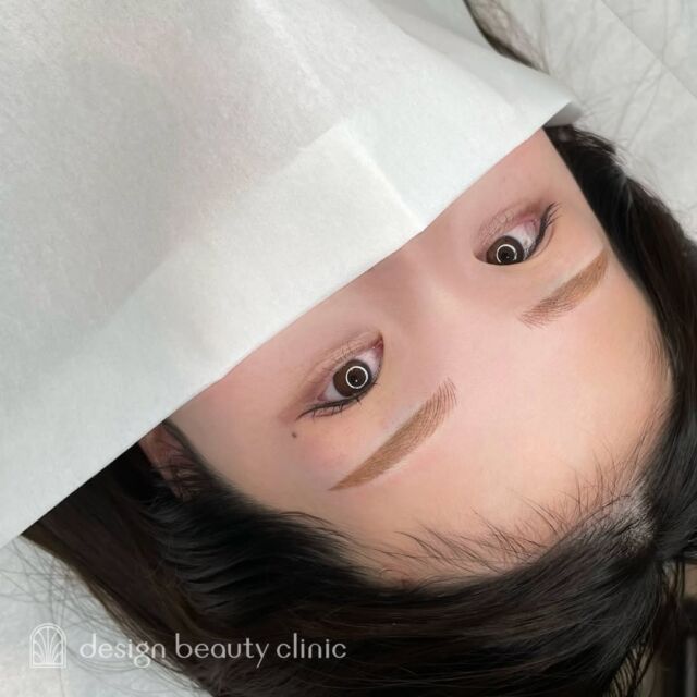 🪄
■お悩み・ご希望：
メイクが苦手で、眉をどう描いたらいいか分からないのがお悩み、と🥺💦
自毛が少ないので毛並みとパウダーで自然に仕上げました🌷✨

■施術内容：
毛並み+パウダー（4D）

お写真ご協力ありがとうございました☺️

➤施術名：アートメイク眉毛　1回33,000円（税込）
➤施術の説明：皮膚の浅い層を専用針で傷をつけて色素を入れることにより、皮膚を着色する施術です。
➤リスク・副作用：炎症症状(発赤・腫脹・熱感・疼痛)、内出血、痒み、アレルギー反応、感染等。

⚠️DMでのお問い合わせはお受けしておりません
お問い合わせは、クリニックへ直接お電話をお願いいたします🌱

････････････････････････････････････････

■医療機関名
デザイン ビューティー クリニック

■ご予約方法
•WEB／LINE（プロフィールからリンクできます）
•電話

■電話番号（問い合わせ・予約）
メニューによって電話番号が異なります。

🌿アートメイク（大阪）
　06-6616-8095

🌿美容皮膚科メニュー（大阪）
　06-6743-4652

🌿アートメイク（東京）
　03-6263-2519

■店舗紹介
アートメイクは下記の4院どこでもお受けいただけます。

🎀梅田エリアで通いやすい方はこちら🎀
🏥梅田本院
〒530-0013 大阪府大阪市北区茶屋町15-8
茶屋町ビル2階

営業時間：10:00～19:00
定休日：不定休
診療メニュー：美容皮膚科 / アートメイク

🏥アートメイク梅田院
〒530-0014 大阪府大阪市北区鶴野町2-1
梅田タナダビル１階

営業時間：10:00～19:00
定休日：不定休
診療メニュー： アートメイク

🎀 心斎橋・難波(なんば)エリアで通いやすい方はこちら 🎀
🏥アートメイク心斎橋院
〒542-0083 大阪市中央区東心斎橋1-20-14
心斎橋エルナ岩崎ビル5階

営業時間：10:00～19:00
定休日：不定休
診療メニュー： アートメイク

🎀 ついに東京エリアに開院！🎀
🏥アートメイク東京銀座院
〒104-0061 東京都中央区銀座1丁目28-16
SUGIURA GINZA 7階

営業時間：10:00～19:00
定休日：不定休
診療メニュー： アートメイク

････････････････････････････････････････

#アートメイク #アートメイク眉 #アートメイクリップ #アートメイク大阪 #アートメイク東京