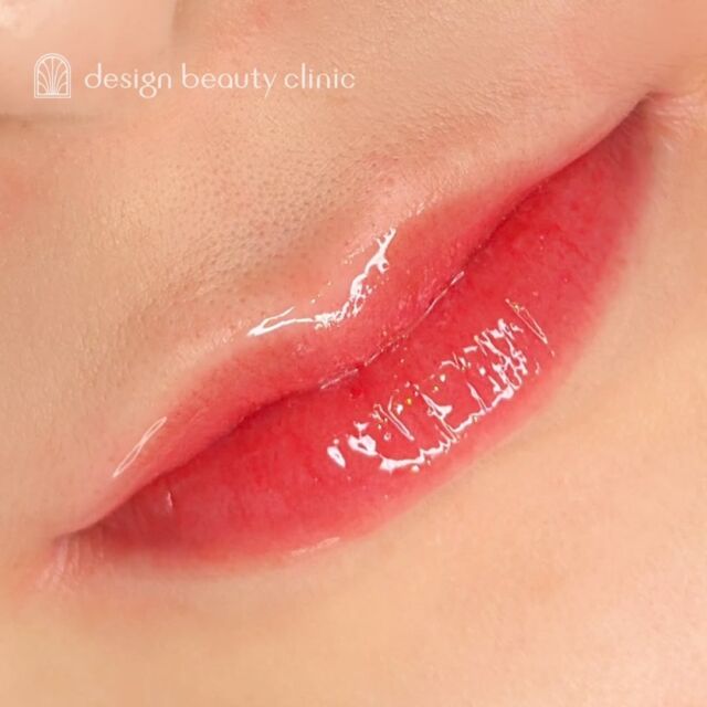 💋
■お悩み・ご希望：
ナチュラルなピンクっぽい色見をご要望いただきました。
リップラインがはっきりするだけで、印象が大きく変わります。

■施術内容：
リップアートメイク

お写真ご協力ありがとうございました🕊️

➤施術名：アートメイクリップ　1回44,000円（税込）
➤施術の説明：皮膚の浅い層を専用針で傷をつけて色素を入れることにより、皮膚を着色する施術です。
➤リスク・副作用：炎症症状(発赤・腫脹・熱感・疼痛)、内出血、痒み、アレルギー反応、感染等。

⚠️DMでのお問い合わせはお受けしておりません
お問い合わせは、クリニックへ直接お電話をお願いいたします

‥‥‥‥‥‥‥‥‥‥‥‥‥‥‥‥‥‥‥‥

■医療機関名
デザイン ビューティー クリニック

■ご予約方法
•WEB／LINE（プロフィールからリンクできます）
•電話

■電話番号（問い合わせ・予約）
メニューによって電話番号が異なります。

🌿アートメイク（大阪）
　06-6616-8095

🌿美容皮膚科メニュー（大阪）
　06-6743-4652

🌿アートメイク（東京）
　03-6263-2519

■店舗紹介
アートメイクは下記の4院どこでもお受けいただけます。

─ 梅田エリア ─

📍 梅田本院
大阪府大阪市北区茶屋町15-8 茶屋町ビル2階
営業時間：10:00〜19:00 ／ 定休日：不定休
診療：美容皮膚科 / アートメイク

📍 アートメイク梅田院
大阪府大阪市北区鶴野町2-1 梅田タナダビル1階
営業時間：10:00〜19:00 ／ 定休日：不定休
診療：アートメイク

─ 心斎橋・難波エリア ─

📍 アートメイク心斎橋院
大阪市中央区東心斎橋1-20-14 心斎橋エルナ岩崎ビル5階
営業時間：10:00〜19:00 ／ 定休日：不定休
診療：アートメイク

─ 東京エリア ─

📍アートメイク東京銀座院
東京都中央区銀座1丁目28-16 SUGIURA GINZA 7階
営業時間：10:00〜19:00 ／ 定休日：不定休
診療：アートメイク

‥‥‥‥‥‥‥‥‥‥‥‥‥‥‥‥‥‥‥‥
#アートメイク #アートメイク眉 #アートメイクリップ #アートメイク大阪 #アートメイク東京