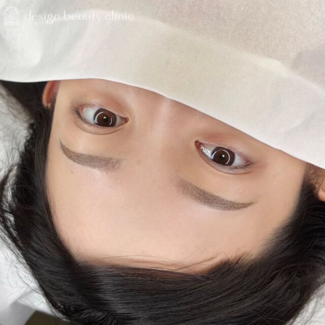 🪄
■お悩み・ご希望：
お悩み：普段メイクをしないので、眉メイクの仕方が分からない
ご希望：お任せ

■施術内容：
パウダー(2D)

お写真ご協力ありがとうございました🕊️

➤施術名：アートメイク眉毛　1回33,000円（税込）
➤施術の説明：皮膚の浅い層を専用針で傷をつけて色素を入れることにより、皮膚を着色する施術です。
➤リスク・副作用：炎症症状(発赤・腫脹・熱感・疼痛)、内出血、痒み、アレルギー反応、感染等。

⚠️DMでのお問い合わせはお受けしておりません
お問い合わせは、クリニックへ直接お電話をお願いいたします

‥‥‥‥‥‥‥‥‥‥‥‥‥‥‥‥‥‥‥‥

■医療機関名
デザイン ビューティー クリニック

■ご予約方法
•WEB／LINE（プロフィールからリンクできます）
•電話

■電話番号（問い合わせ・予約）
地域・メニューによって電話番号が異なります。

🌿大阪 アートメイク
　06-6616-8095

🌿東京 アートメイク
　03-6263-2519

🌿名古屋 アートメイク
　052-433-7730

🌿大阪 美容皮膚科
　06-6743-4652

■店舗紹介
アートメイクは下記の5院どこでもお受けいただけます。

─ 梅田エリア ─

📍 梅田本院
大阪府大阪市北区茶屋町15-8 茶屋町ビル2階
営業時間：10:00〜19:00 ／ 定休日：不定休
診療：アートメイク / 美容皮膚科

📍 アートメイク梅田院
大阪府大阪市北区鶴野町2-1 梅田タナダビル1階
営業時間：10:00〜19:00 ／ 定休日：不定休
診療：アートメイク

─ 心斎橋・難波エリア ─

📍 アートメイク心斎橋院
大阪市中央区東心斎橋1-20-14 心斎橋エルナ岩崎ビル5階
営業時間：10:00〜19:00 ／ 定休日：不定休
診療：アートメイク

─ 東京エリア ─

📍アートメイク東京銀座院
東京都中央区銀座1丁目28-16 SUGIURA GINZA 7階
営業時間：10:00〜19:00 ／ 定休日：不定休
診療：アートメイク

─ 愛知エリア ─

📍アートメイク名古屋院
愛知県名古屋市西区名駅3-10-15 名駅三丁目ビル2階
営業時間：10:00〜19:00 ／ 定休日：不定休
診療：アートメイク

‥‥‥‥‥‥‥‥‥‥‥‥‥‥‥‥‥‥‥‥
#アートメイク #アートメイク眉 #アートメイクリップ #アートメイク大阪 #アートメイク東京