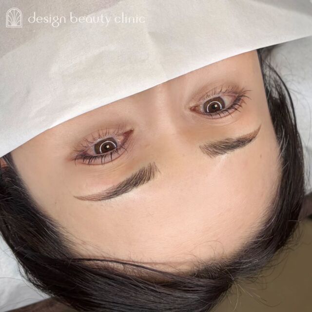 🪄
■お悩み・ご希望：
お悩み：眉尻に毛がなく、自分の眉が嫌いで薄く見せたい
ご希望：自分の骨格に似合わせてほしい

■施術内容：
毛並み+パウダー(4D)

お写真ご協力ありがとうございました🕊️

➤施術名：アートメイク眉毛　1回33,000円（税込）
➤施術の説明：皮膚の浅い層を専用針で傷をつけて色素を入れることにより、皮膚を着色する施術です。
➤リスク・副作用：炎症症状(発赤・腫脹・熱感・疼痛)、内出血、痒み、アレルギー反応、感染等。

⚠️DMでのお問い合わせはお受けしておりません
お問い合わせは、クリニックへ直接お電話をお願いいたします

‥‥‥‥‥‥‥‥‥‥‥‥‥‥‥‥‥‥‥‥

■医療機関名
デザイン ビューティー クリニック

■ご予約方法
•WEB／LINE（プロフィールからリンクできます）
•電話

■電話番号（問い合わせ・予約）
地域・メニューによって電話番号が異なります。

🌿大阪 アートメイク
　06-6616-8095

🌿東京 アートメイク
　03-6263-2519

🌿名古屋 アートメイク
　052-433-7730

🌿大阪 美容皮膚科
　06-6743-4652

■店舗紹介
アートメイクは下記の5院どこでもお受けいただけます。

─ 梅田エリア ─

📍 梅田本院
大阪府大阪市北区茶屋町15-8 茶屋町ビル2階
営業時間：10:00〜19:00 ／ 定休日：不定休
診療：アートメイク / 美容皮膚科

📍 アートメイク梅田院
大阪府大阪市北区鶴野町2-1 梅田タナダビル1階
営業時間：10:00〜19:00 ／ 定休日：不定休
診療：アートメイク

─ 心斎橋・難波エリア ─

📍 アートメイク心斎橋院
大阪市中央区東心斎橋1-20-14 心斎橋エルナ岩崎ビル5階
営業時間：10:00〜19:00 ／ 定休日：不定休
診療：アートメイク

─ 東京エリア ─

📍アートメイク東京銀座院
東京都中央区銀座1丁目28-16 SUGIURA GINZA 7階
営業時間：10:00〜19:00 ／ 定休日：不定休
診療：アートメイク

─ 愛知エリア ─

📍アートメイク名古屋院
愛知県名古屋市西区名駅3-10-15 名駅三丁目ビル2階
営業時間：10:00〜19:00 ／ 定休日：不定休
診療：アートメイク

‥‥‥‥‥‥‥‥‥‥‥‥‥‥‥‥‥‥‥‥
#アートメイク #アートメイク眉 #アートメイクリップ #アートメイク大阪 #アートメイク東京