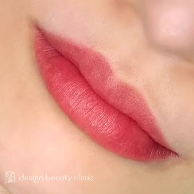 💋
■お悩み・ご希望：
お悩み：唇にもう少し色味がほしい
ご希望：愛用しているリップの系統に寄せたい

■施術内容：
リップアートメイク

お写真ご協力ありがとうございました🕊️

➤施術名：アートメイクリップ　1回44,000円（税込）
➤施術の説明：皮膚の浅い層を専用針で傷をつけて色素を入れることにより、皮膚を着色する施術です。
➤リスク・副作用：炎症症状(発赤・腫脹・熱感・疼痛)、内出血、痒み、アレルギー反応、感染等。

⚠️DMでのお問い合わせはお受けしておりません
お問い合わせは、クリニックへ直接お電話をお願いいたします

‥‥‥‥‥‥‥‥‥‥‥‥‥‥‥‥‥‥‥‥

■医療機関名
デザイン ビューティー クリニック

■ご予約方法
•WEB／LINE（プロフィールからリンクできます）
•電話

■電話番号（問い合わせ・予約）
地域・メニューによって電話番号が異なります。

🌿大阪 アートメイク
　06-6616-8095

🌿東京 アートメイク
　03-6263-2519

🌿名古屋 アートメイク
　052-433-7730

🌿大阪 美容皮膚科
　06-6743-4652

■店舗紹介
アートメイクは下記の5院どこでもお受けいただけます。

─ 梅田エリア ─

📍 梅田本院
大阪府大阪市北区茶屋町15-8 茶屋町ビル2階
営業時間：10:00〜19:00 ／ 定休日：不定休
診療：アートメイク / 美容皮膚科

📍 アートメイク梅田院
大阪府大阪市北区鶴野町2-1 梅田タナダビル1階
営業時間：10:00〜19:00 ／ 定休日：不定休
診療：アートメイク

─ 心斎橋・難波エリア ─

📍 アートメイク心斎橋院
大阪市中央区東心斎橋1-20-14 心斎橋エルナ岩崎ビル5階
営業時間：10:00〜19:00 ／ 定休日：不定休
診療：アートメイク

─ 東京エリア ─

📍アートメイク東京銀座院
東京都中央区銀座1丁目28-16 SUGIURA GINZA 7階
営業時間：10:00〜19:00 ／ 定休日：不定休
診療：アートメイク

─ 愛知エリア ─

📍アートメイク名古屋院
愛知県名古屋市西区名駅3-10-15 名駅三丁目ビル2階
営業時間：10:00〜19:00 ／ 定休日：不定休
診療：アートメイク

‥‥‥‥‥‥‥‥‥‥‥‥‥‥‥‥‥‥‥‥
#アートメイク #アートメイク眉 #アートメイクリップ #アートメイク大阪 #アートメイク東京