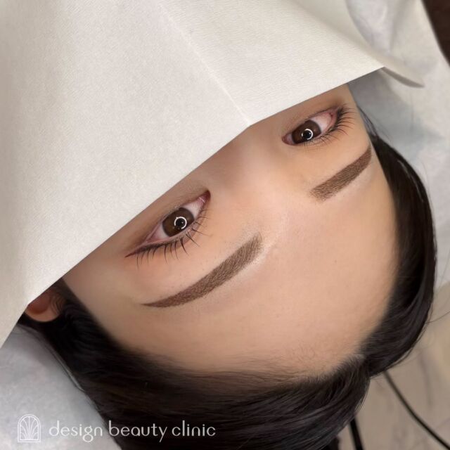 🪄
■お悩み・ご希望：
ご希望：角度がきつくない眉になりたい・骨格に合せたい

■施術内容：
パウダー(2D)

お写真ご協力ありがとうございました🕊️

➤施術名：アートメイク眉毛　1回33,000円（税込）
➤施術の説明：皮膚の浅い層を専用針で傷をつけて色素を入れることにより、皮膚を着色する施術です。
➤リスク・副作用：炎症症状(発赤・腫脹・熱感・疼痛)、内出血、痒み、アレルギー反応、感染等。

⚠️DMでのお問い合わせはお受けしておりません
お問い合わせは、クリニックへ直接お電話をお願いいたします

‥‥‥‥‥‥‥‥‥‥‥‥‥‥‥‥‥‥‥‥

■医療機関名
デザイン ビューティー クリニック

■ご予約方法
•WEB／LINE（プロフィールからリンクできます）
•電話

■電話番号（問い合わせ・予約）
地域・メニューによって電話番号が異なります。

🌿大阪 アートメイク
　06-6616-8095

🌿東京 アートメイク
　03-6263-2519

🌿名古屋 アートメイク
　052-433-7730

🌿大阪 美容皮膚科
　06-6743-4652

■店舗紹介
アートメイクは下記の5院どこでもお受けいただけます。

─ 梅田エリア ─

📍 梅田本院
大阪府大阪市北区茶屋町15-8 茶屋町ビル2階
営業時間：10:00〜19:00 ／ 定休日：不定休
診療：アートメイク / 美容皮膚科

📍 アートメイク梅田院
大阪府大阪市北区鶴野町2-1 梅田タナダビル1階
営業時間：10:00〜19:00 ／ 定休日：不定休
診療：アートメイク

─ 心斎橋・難波エリア ─

📍 アートメイク心斎橋院
大阪市中央区東心斎橋1-20-14 心斎橋エルナ岩崎ビル5階
営業時間：10:00〜19:00 ／ 定休日：不定休
診療：アートメイク

─ 東京エリア ─

📍アートメイク東京銀座院
東京都中央区銀座1丁目28-16 SUGIURA GINZA 7階
営業時間：10:00〜19:00 ／ 定休日：不定休
診療：アートメイク

─ 愛知エリア ─

📍アートメイク名古屋院
愛知県名古屋市西区名駅3-10-15 名駅三丁目ビル2階
営業時間：10:00〜19:00 ／ 定休日：不定休
診療：アートメイク

‥‥‥‥‥‥‥‥‥‥‥‥‥‥‥‥‥‥‥‥
#アートメイク #アートメイク眉 #アートメイクリップ #アートメイク大阪 #アートメイク東京